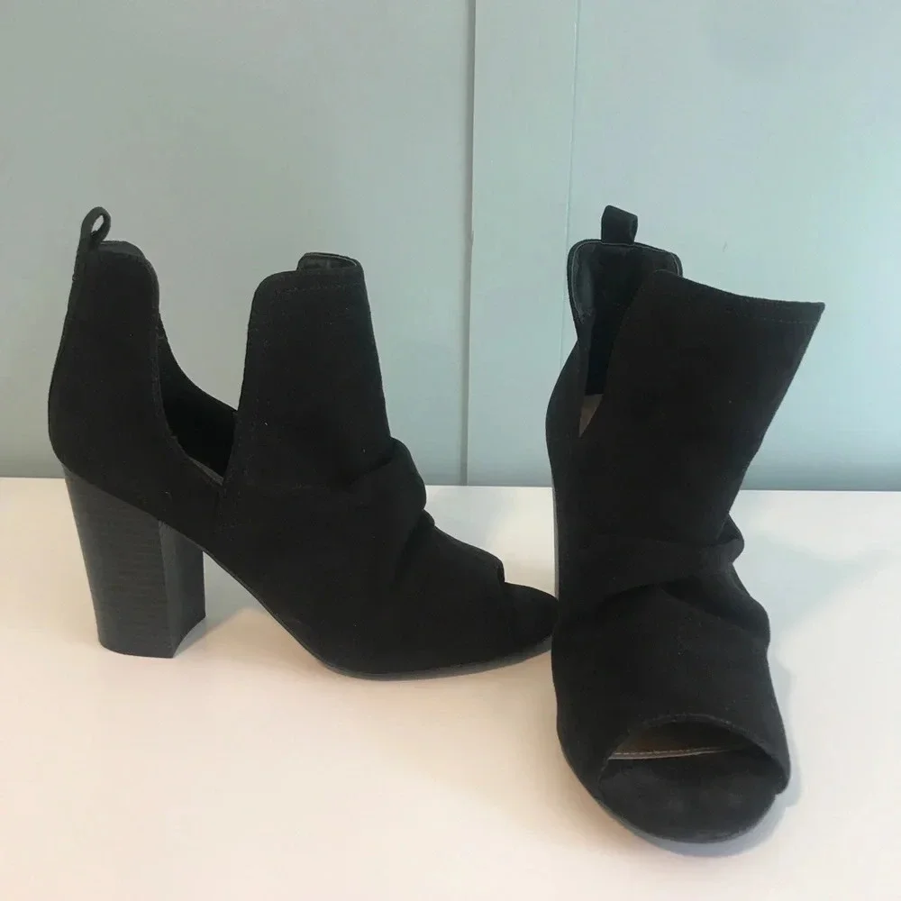 Trash Brand Funky Open Toe Black Faux Suede Booties. 3 1/2” Heel.‎ Size 9